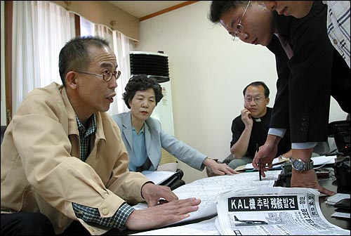 서현우씨가 KAL858기의 행적을 항공노선 지도와 비교해가며 예상 추락지점을 설명하고  있다. 